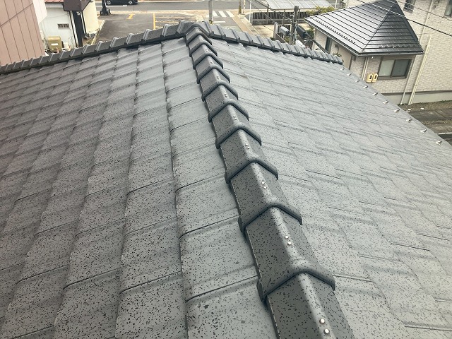 岐阜市で訪問業者が営業トークで瓦屋根の棟のズレを指摘！当店の無料点検で問題なし